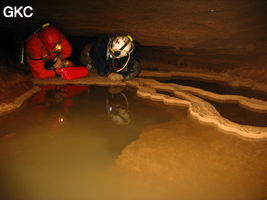 Philippe Aubert et carlos Placido dans les passages bas et aquatiques de la grotte de Tiaoshuidong 挑水洞 (Xiantang, Huishui 惠水, Qiannan, Guizhou)