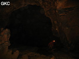 Philippe Aubert en progression dans la grotte de Tiaoshuidong 挑水洞 (Xiantang, Huishui 惠水, Qiannan, Guizhou)