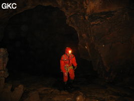 Philippe Aubert en progression dans la grotte de Tiaoshuidong 挑水洞 (Xiantang, Huishui 惠水, Qiannan, Guizhou)