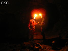 Philippe Aubert et Carlos Placido (gauche à droite) dans la grotte de Tiaoshuidong 挑水洞 (Xiantang, Huishui 惠水, Qiannan, Guizhou)