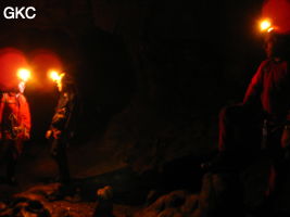 Philippe Aubert, Carlos Placido, Jean Luc Moudoud (gauche à droite) dans la grotte de Tiaoshuidong 挑水洞 (Xiantang, Huishui 惠水, Qiannan, Guizhou)