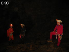 Philippe Aubert, Carlos Placido, Jean Luc Moudoud (gauche à droite) dans la grotte de Tiaoshuidong 挑水洞 (Xiantang, Huishui 惠水, Qiannan, Guizhou)