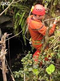 Philippe Aubert remonte le puits d'entrée (12 m) de la grotte de Tiaoshuidong 挑水洞 (Xiantang, Huishui 惠水, Qiannan, Guizhou)