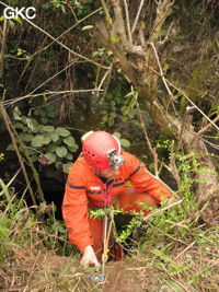 Philippe Aubert remonte le puits d'entrée (12 m) de la grotte de Tiaoshuidong 挑水洞 (Xiantang, Huishui 惠水, Qiannan, Guizhou)