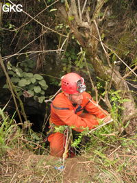 Philippe Aubert remonte le puits d'entrée (12 m) de la grotte de Tiaoshuidong 挑水洞 (Xiantang, Huishui 惠水, Qiannan, Guizhou)