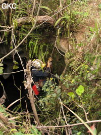 Carlos Placido remonte le puits d'entrée (12 m) de la grotte de Tiaoshuidong 挑水洞 (Xiantang, Huishui 惠水, Qiannan, Guizhou)