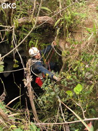 Carlos Placido remonte le puits d'entrée (12 m) de la grotte de Tiaoshuidong 挑水洞 (Xiantang, Huishui 惠水, Qiannan, Guizhou)