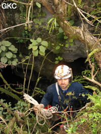 Carlos Placido au déséquipement du puits d'entrée (12 m) de la grotte de Tiaoshuidong 挑水洞 (Xiantang, Huishui 惠水, Qiannan, Guizhou)