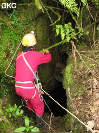 Jean Pierre Barbary au puits d'entrée de la grotte de Meidongwan 煤洞湾 (réseau de Mawangdong 麻王洞. (Fuyuan, Zheng'an, Zunyi, Guizhou)