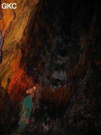 Le puits noir et blanc et ses dépôts aux couleurs caractéristiques des eaux sulfureuses provenenant des mines de charbon du permien supérieur. grotte de Meidongwan 煤洞湾 (réseau de Mawangdong 麻王洞. (Fuyuan, Zheng'an, Zunyi, Guizhou)