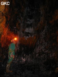 Le puits noir et blanc et ses dépôts aux couleurs caractéristiques des eaux sulfureuses provenenant des mines de charbon du permien supérieur. grotte de Meidongwan 煤洞湾 (réseau de Mawangdong 麻王洞. (Fuyuan, Zheng'an, Zunyi, Guizhou)