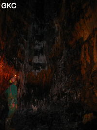 Le puits noir et blanc et ses dépôts aux couleurs caractéristiques des eaux sulfureuses provenenant des mines de charbon du permien supérieur. grotte de Meidongwan 煤洞湾 (réseau de Mawangdong 麻王洞. (Fuyuan, Zheng'an, Zunyi, Guizhou)