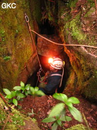 Carlos Placido sort du puits d'entrée de la grotte de Meidongwan 煤洞湾 (réseau de Mawangdong 麻王洞. (Fuyuan, Zheng'an, Zunyi, Guizhou)
