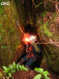 Carlos Placido sort du puits d'entrée de la grotte de Meidongwan 煤洞湾 (réseau de Mawangdong 麻王洞. (Fuyuan, Zheng'an, Zunyi, Guizhou)