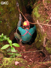 Jean Luc Moudoud sort du puits d'entrée de la grotte de Meidongwan 煤洞湾 (réseau de Mawangdong 麻王洞. (Fuyuan, Zheng'an, Zunyi, Guizhou)
