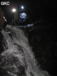 Cascade dans la rivière de la grotte de Xiangshuidong 响水洞 (Fuyan 桴焉, Zheng'an 正安, Zunyi Shi 遵义市, Guizhou 贵州省, Chine)