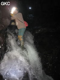 Cascade dans la rivière de la grotte de Xiangshuidong 响水洞 (Fuyan 桴焉, Zheng'an 正安, Zunyi Shi 遵义市, Guizhou 贵州省, Chine)