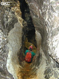 Les tobbogans coupent les grandes veines de calcite blanche des calcaires bréchiques du carbonifère dans la grotte de Yindong (Baoji, Panxian, Liupanshui, Guizhou).