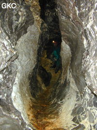 Les tobbogans coupent les grandes veines de calcite blanche des calcaires bréchiques du carbonifère dans la grotte de Yindong (Baoji, Panxian, Liupanshui, Guizhou).