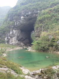 Le porche aval de la grotte-tunnel de Qilongdong 骑龙洞 (Xiantang 羡塘镇, Huishui 惠水, Guizhou 贵州省, Qiannan 黔南, Chine 中国).