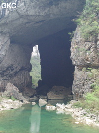 Le porche aval de la grotte-tunnel de Qilongdong 骑龙洞 (Xiantang 羡塘镇, Huishui 惠水, Guizhou 贵州省, Qiannan 黔南, Chine 中国).