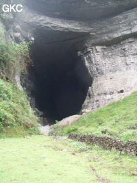 Le grand porche d'entrée de la grotte-perte de Xiadong 下洞 - réseau de Shuanghedong 双河洞 - (Wenquan, Suiyang 绥阳, Zunyi 遵义市, Guizhou 贵州省, Chine 中国) 