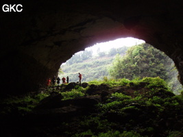 A contre-jour le porche d'entrée de la Grotte de Shanwangdong 山王洞 - réseau de Shuanghedongqun 双河洞 - (Suiyang 绥阳, Zunyi Shi 遵义市, Guizhou 贵州省, Chine 中国)