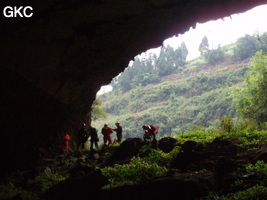 A contre-jour le porche d'entrée de la Grotte de Shanwangdong 山王洞 - réseau de Shuanghedongqun 双河洞 - (Suiyang 绥阳, Zunyi Shi 遵义市, Guizhou 贵州省, Chine 中国)