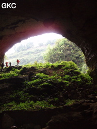 A contre-jour le porche d'entrée de la Grotte de Shanwangdong 山王洞 - réseau de Shuanghedongqun 双河洞 - (Suiyang 绥阳, Zunyi Shi 遵义市, Guizhou 贵州省, Chine 中国)