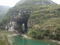 Le porche aval de la grotte-tunnel de Qilongdong 骑龙洞 (Xiantang 羡塘镇, Huishui 惠水, Guizhou 贵州省, Qiannan 黔南, Chine 中国).