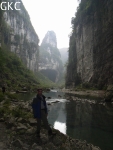 Le porche amont de la grotte-tunnel de Qilongdong 骑龙洞, vu de la résurgence de Yanzidong 燕子洞 (Xiantang 羡塘镇, Huishui 惠水, Guizhou 贵州省, Qiannan 黔南, Chine 中国).