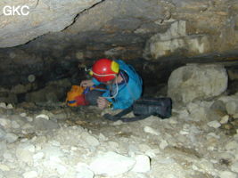 Passage bas juste après le porche d'entrée de la grotte de Dadong 大洞 (Wenquan, Suiyang 绥阳, Zunyi, 遵义市 Guizhou 贵州省)