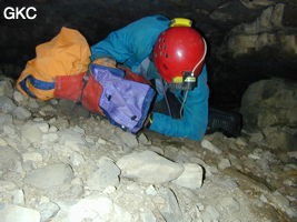 Passage bas juste après le porche d'entrée de la grotte de Dadong 大洞 (Wenquan, Suiyang 绥阳, Zunyi, 遵义市 Guizhou 贵州省)