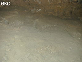 Sur la grande vire du P 90 de Dadong 大洞 se trouvent de très vieilles marches taillées dans l'argile. (Wenquan, Suiyang 绥阳, Zunyi 遵义市, Guizhou 贵州省, Chine)