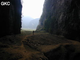 Dans le porche de Dadong 大洞 en contre-jour, se détachent les pitons qui bordent au sud-ouest le poljé de Rangshuiba.  (Wenquan, Suiyang 绥阳, Zunyi 遵义市, Guizhou 贵州省, Chine)