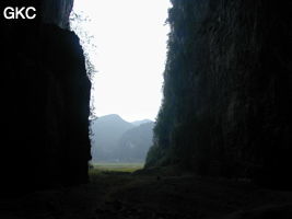 Dans le porche de Dadong 大洞 en contre-jour, se détachent les pitons qui bordent au sud-ouest le poljé de Rangshuiba.  (Wenquan, Suiyang 绥阳, Zunyi 遵义市, Guizhou 贵州省, Chine)