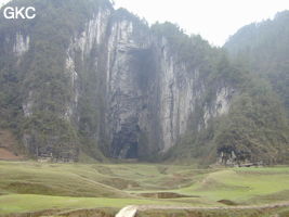Le porche d'entrée de Dadong 大洞 a la particularité d'avoir une hauteur qui passe de 100 m à 1 m en quelques mètres ... (Suiyang 绥阳, Zunyi 遵义市, Guizhou 贵州省, Chine).