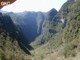 La grande doline en coque de bateau de Longtanzi 龙潭子 sert de perte à deux canyons de raccordement. A sa base elle a recoupé la rivière souterraine matérialisant ainsi les entrées amont et aval de Longtanzi. (Wenquan, Suiyang, Zunyi, Guizhou)