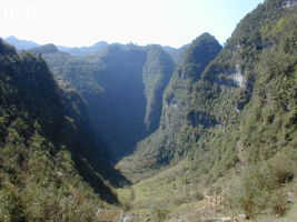 La grande doline en coque de bateau de Longtanzi 龙潭子 sert de perte à deux canyons de raccordement. A sa base elle a recoupé la rivière souterraine matérialisant ainsi les entrées amont et aval de Longtanzi. (Wenquan, Suiyang, Zunyi, Guizhou)