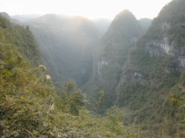 La grande doline en coque de bateau de Longtanzi 龙潭子 sert de perte à deux canyons de raccordement. A sa base elle a recoupé la rivière souterraine matérialisant ainsi les entrées amont et aval de Longtanzi. (Wenquan, Suiyang, Zunyi, Guizhou)