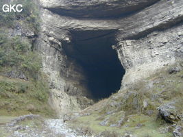 Le grand porche d'entrée de la grotte-perte de Xiadong 下洞 - réseau de Shuanghedong 双河洞 - (Wenquan, Suiyang 绥阳, Zunyi 遵义市, Guizhou 贵州省, Chine 中国) 