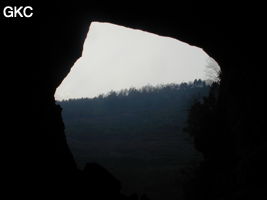 A contre jour le grand porche d'entrée de la grotte-perte de Xiadong 下洞 - réseau de Shuanghedong 双河洞 - (Wenquan, Suiyang 绥阳, Zunyi 遵义市, Guizhou 贵州省, Chine 中国) 