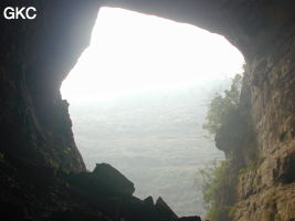 A contre jour le grand porche d'entrée de la grotte-perte de Xiadong 下洞 - réseau de Shuanghedong 双河洞 - (Wenquan, Suiyang 绥阳, Zunyi 遵义市, Guizhou 贵州省, Chine 中国) 