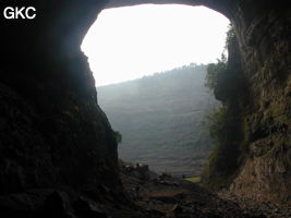A contre jour le grand porche d'entrée de la grotte-perte de Xiadong 下洞 - réseau de Shuanghedong 双河洞 - (Wenquan, Suiyang 绥阳, Zunyi 遵义市, Guizhou 贵州省, Chine 中国) 