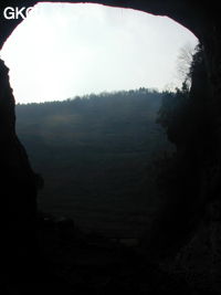 A contre jour le grand porche d'entrée de la grotte-perte de Xiadong 下洞 - réseau de Shuanghedong 双河洞 - (Wenquan, Suiyang 绥阳, Zunyi 遵义市, Guizhou 贵州省, Chine 中国) 