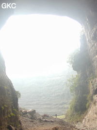 A contre jour le grand porche d'entrée de la grotte-perte de Xiadong 下洞 - réseau de Shuanghedong 双河洞 - (Wenquan, Suiyang 绥阳, Zunyi 遵义市, Guizhou 贵州省, Chine 中国) 