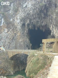 Le pont à l'entrée de la puissante résurgence de la rivière Gesohe 革索出口,. (Panxian, Liupanshui, Guizhou)