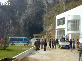 Le nouveau bâtiment de la station hydroélectrique en rive droite de la puissante résurgence de la rivière Gesohe 革索出口,  (Panxian, Liupanshui, Guizhou)