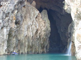 Canotage dans le lac d'entrée de la puissante résurgence de la rivière Gesohe 革索出口, A droite un petit affluent provenant des fuites de la prise d'eau tombe en cascade dans le lac d'entrée. (Panxian, Liupanshui, Guizhou)