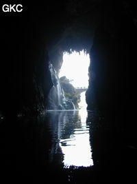 A contre-jour le porche d'entrée et le pont qui enjambe la puissante résurgence de la rivière Gesohe 革索出口. (Panxian, Liupanshui, Guizhou)